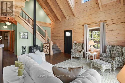 44 Trent River Road S, Kawartha Lakes, ON - Indoor Photo Showing Living Room