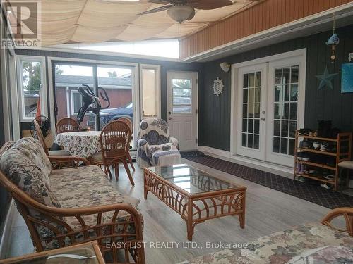 7652 Harris Point Drive, Plympton-Wyoming, ON - Indoor Photo Showing Living Room
