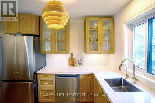 1635 7Th Avenue W, Owen Sound, ON - Indoor Photo Showing Kitchen With Double Sink