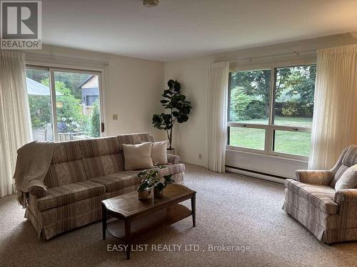 570 7Th Street W, Owen Sound, ON - Indoor Photo Showing Living Room
