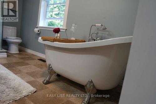 18 Mill Street, Essa, ON - Indoor Photo Showing Bathroom