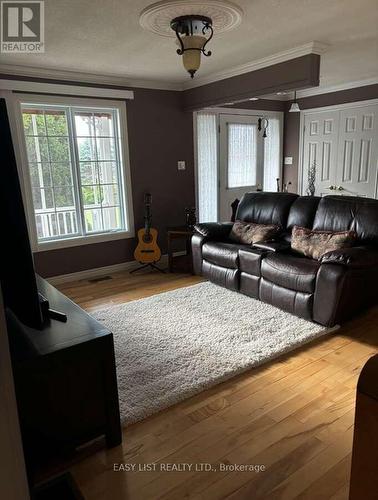 2 Joanne Crescent, Minto, ON - Indoor Photo Showing Living Room