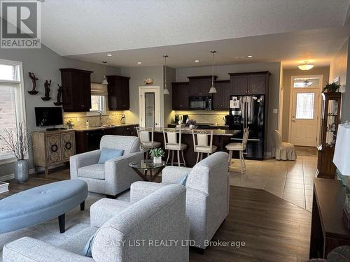 20 Ensley Place, Central Elgin, ON - Indoor Photo Showing Living Room