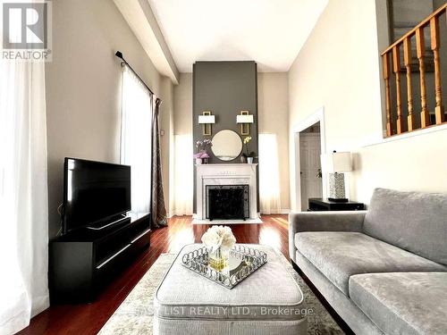 74 - 95 Weldrick Road E, Richmond Hill, ON - Indoor Photo Showing Living Room With Fireplace