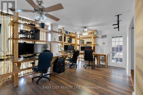 810 - 20 Harding Boulevard W, Richmond Hill, ON - Indoor