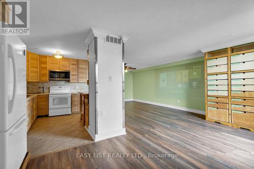 810 - 20 Harding Boulevard W, Richmond Hill, ON - Indoor Photo Showing Kitchen