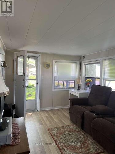 1758 River Road N, Chatham-Kent, ON - Indoor Photo Showing Living Room