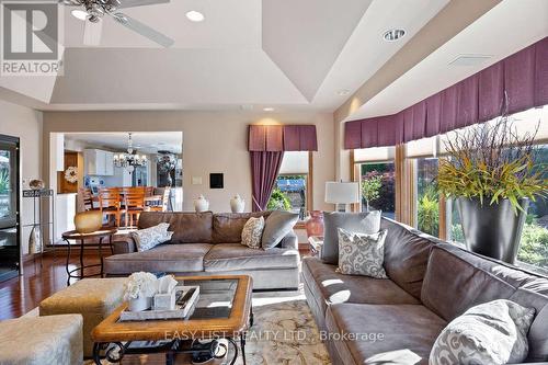 541 Kerr Crescent, Lakeshore, ON - Indoor Photo Showing Living Room