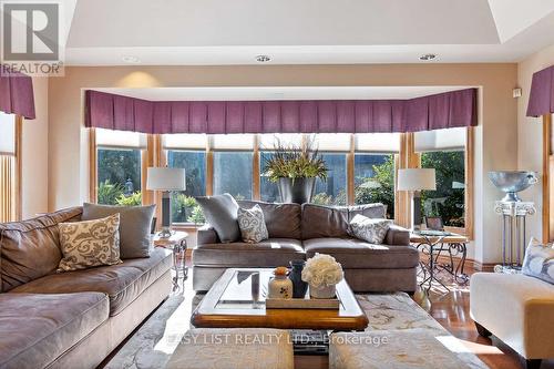 541 Kerr Crescent, Lakeshore, ON - Indoor Photo Showing Living Room