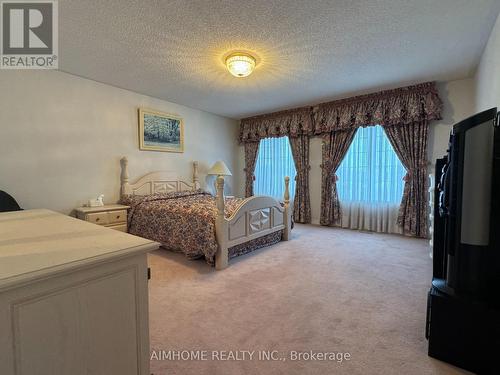 92 Springbrook Drive, Richmond Hill, ON - Indoor Photo Showing Bedroom