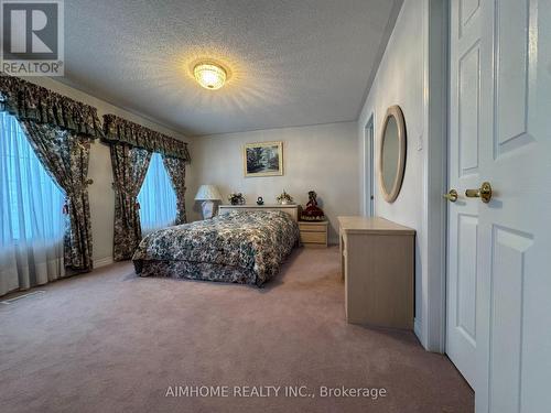 92 Springbrook Drive, Richmond Hill, ON - Indoor Photo Showing Bedroom