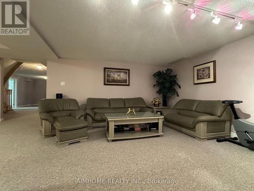 92 Springbrook Drive, Richmond Hill, ON - Indoor Photo Showing Living Room