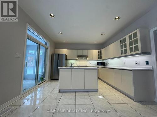 92 Springbrook Drive, Richmond Hill, ON - Indoor Photo Showing Kitchen