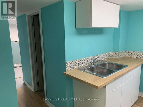 4322 Bampfield Street, Niagara Falls, ON - Indoor Photo Showing Kitchen With Double Sink