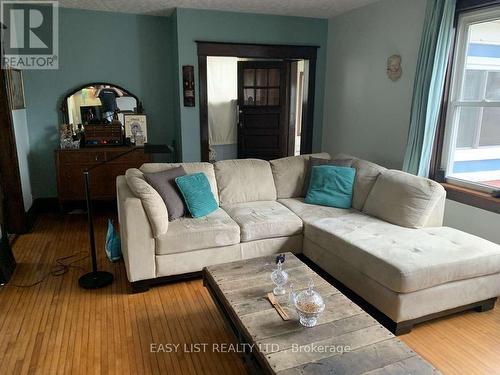 4322 Bampfield Street, Niagara Falls, ON - Indoor Photo Showing Living Room