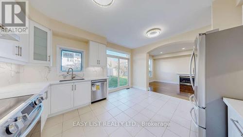 55 Steamer Drive, Whitby, ON - Indoor Photo Showing Kitchen