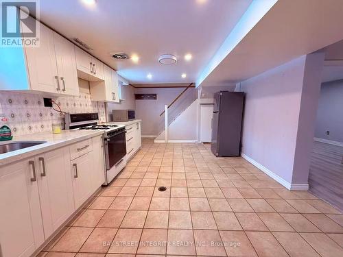 11 Southill Drive, Hamilton, ON - Indoor Photo Showing Kitchen
