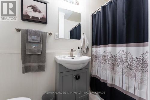 43 York Street, St. Catharines (Downtown), ON - Indoor Photo Showing Bathroom