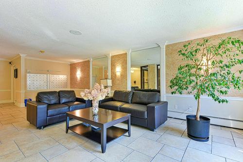 Hall d'entrée/Vestibule - 101-6 Av. Argyle, Saint-Lambert, QC - Indoor Photo Showing Living Room