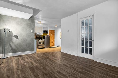 Salon - 101-6 Av. Argyle, Saint-Lambert, QC - Indoor