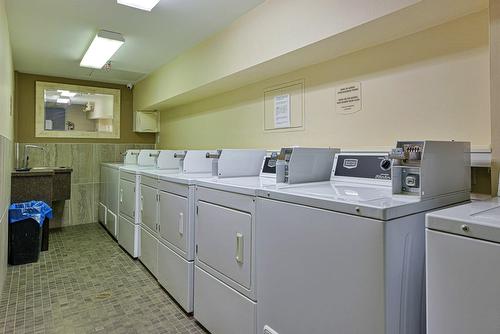 Salle communautaire - 101-6 Av. Argyle, Saint-Lambert, QC - Indoor Photo Showing Laundry Room