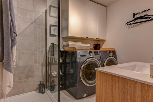 Salle de bains - 63 12E Avenue, Saint-Hippolyte, QC - Indoor Photo Showing Laundry Room
