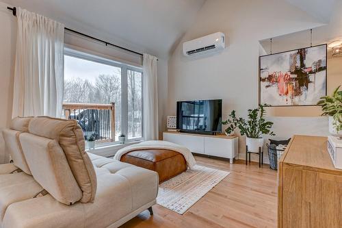 Salon - 63 12E Avenue, Saint-Hippolyte, QC - Indoor Photo Showing Living Room