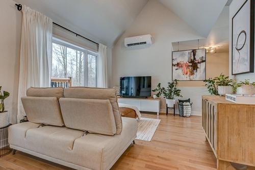 Salon - 63 12E Avenue, Saint-Hippolyte, QC - Indoor