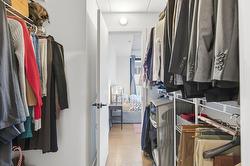Walk-in closet - 