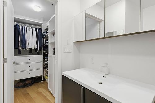 Ensuite bathroom - 414-1550 Rue Des Bassins, Montréal (Le Sud-Ouest), QC - Indoor With Storage