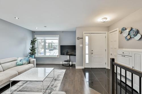 Hall d'entrée/Vestibule - 277 Rue Paré, L'Assomption, QC - Indoor Photo Showing Living Room