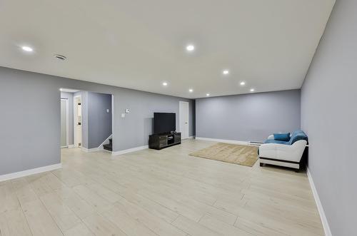Salle familiale - 277 Rue Paré, L'Assomption, QC - Indoor