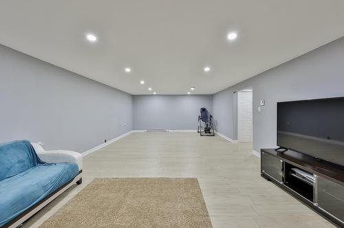 Salle familiale - 277 Rue Paré, L'Assomption, QC - Indoor