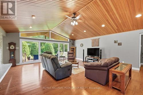 1717 Lakeshore Drive, Ottawa, ON - Indoor Photo Showing Living Room