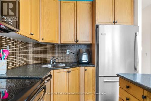 914 - 220 Burnhamthorpe Road W, Mississauga, ON - Indoor Photo Showing Kitchen