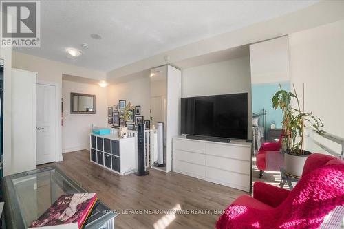 914 - 220 Burnhamthorpe Road W, Mississauga, ON - Indoor Photo Showing Living Room