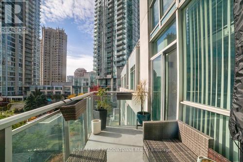 914 - 220 Burnhamthorpe Road W, Mississauga, ON - Outdoor