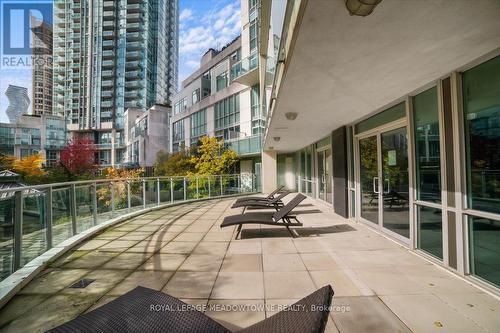 914 - 220 Burnhamthorpe Road W, Mississauga, ON - Outdoor