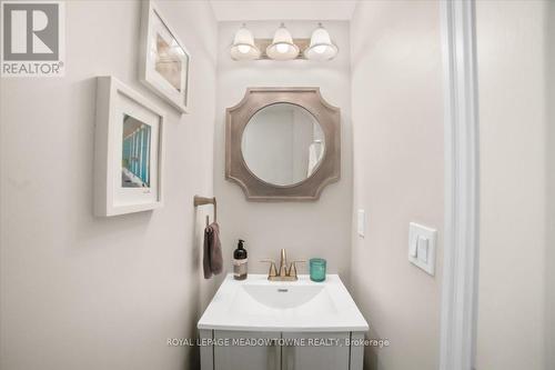 914 - 220 Burnhamthorpe Road W, Mississauga, ON - Indoor Photo Showing Laundry Room