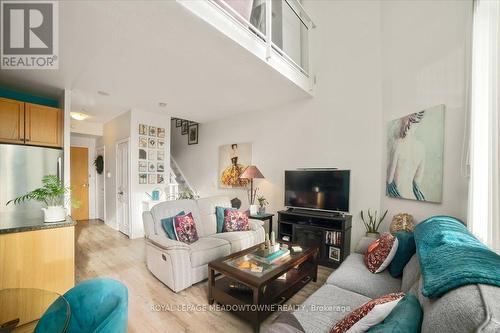 914 - 220 Burnhamthorpe Road W, Mississauga, ON - Indoor Photo Showing Living Room