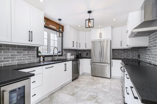 Kitchen - 1220 Rue Brigitte, Laval (Sainte-Dorothée), QC - Indoor Photo Showing Kitchen With Upgraded Kitchen