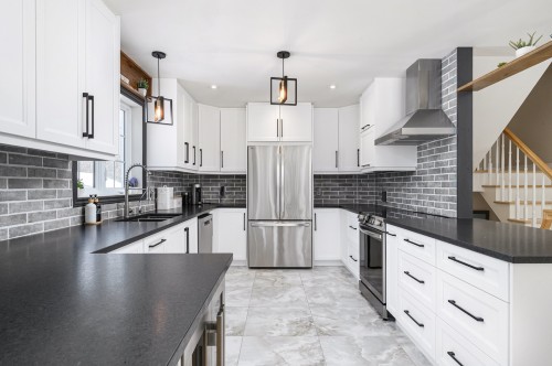 Kitchen - 1220 Rue Brigitte, Laval (Sainte-Dorothée), QC - Indoor Photo Showing Kitchen With Upgraded Kitchen