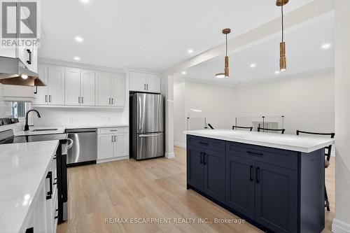 646 Cumberland Avenue, Burlington, ON - Indoor Photo Showing Kitchen With Upgraded Kitchen