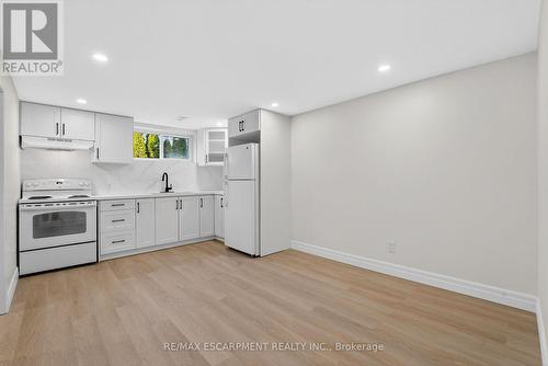 646 Cumberland Avenue, Burlington, ON - Indoor Photo Showing Kitchen