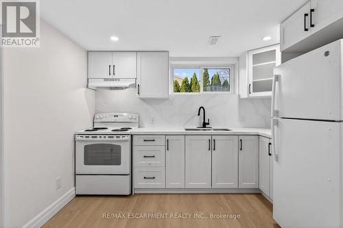 646 Cumberland Avenue, Burlington, ON - Indoor Photo Showing Kitchen