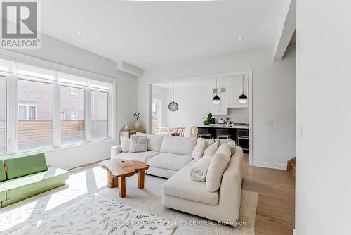 89 Maple Fields Circle, Aurora, ON - Indoor Photo Showing Living Room