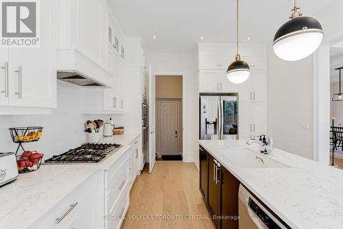 89 Maple Fields Circle, Aurora, ON - Indoor Photo Showing Kitchen With Upgraded Kitchen