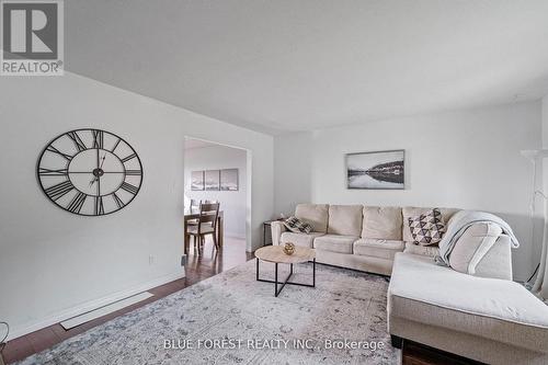 992 Eagle Court, London South (South J), ON - Indoor Photo Showing Living Room
