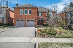 333 CLAREMONT CRESCENT  Oakville, ON L6J 6J9