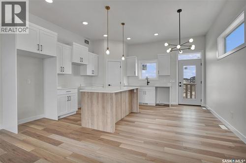 220 Veterans Drive, Warman, SK - Indoor Photo Showing Kitchen With Upgraded Kitchen